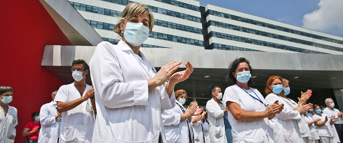 Los sanitarios españoles en primera línea contra la covid-19